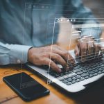 PC操作をする男性