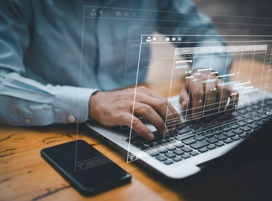 PC操作をする男性