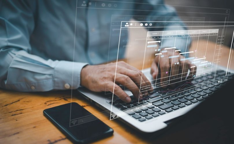 PC操作をする男性