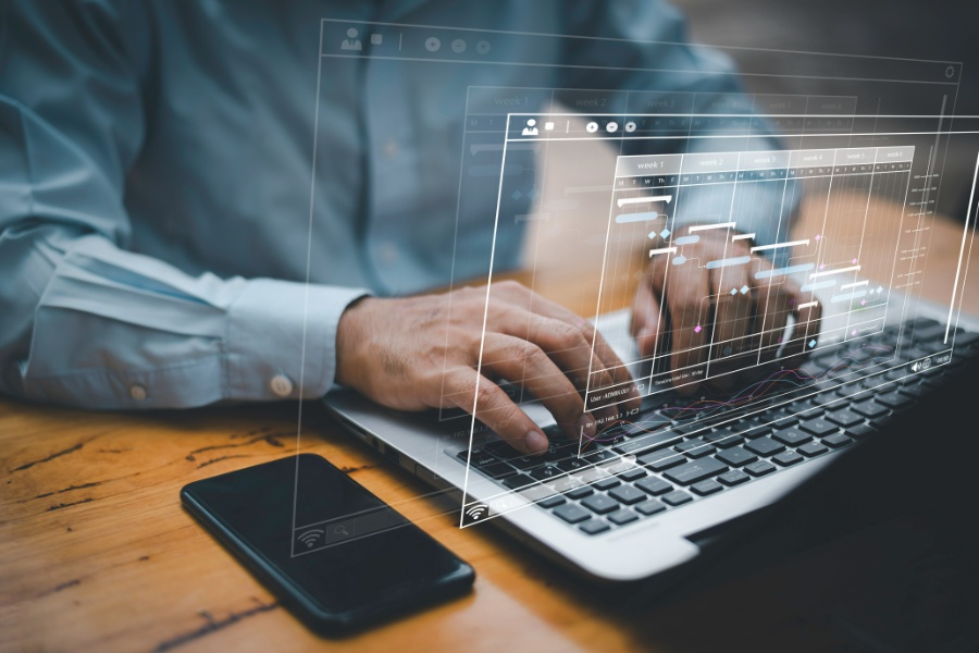 PC操作をする男性